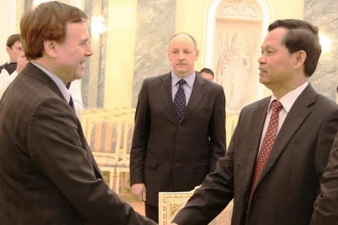 L’inspecteur général du gouvernement Huynh Phong Tranh et le premier vice-procureur général de Russie, Aleksander Buksman. (Source: VNA)